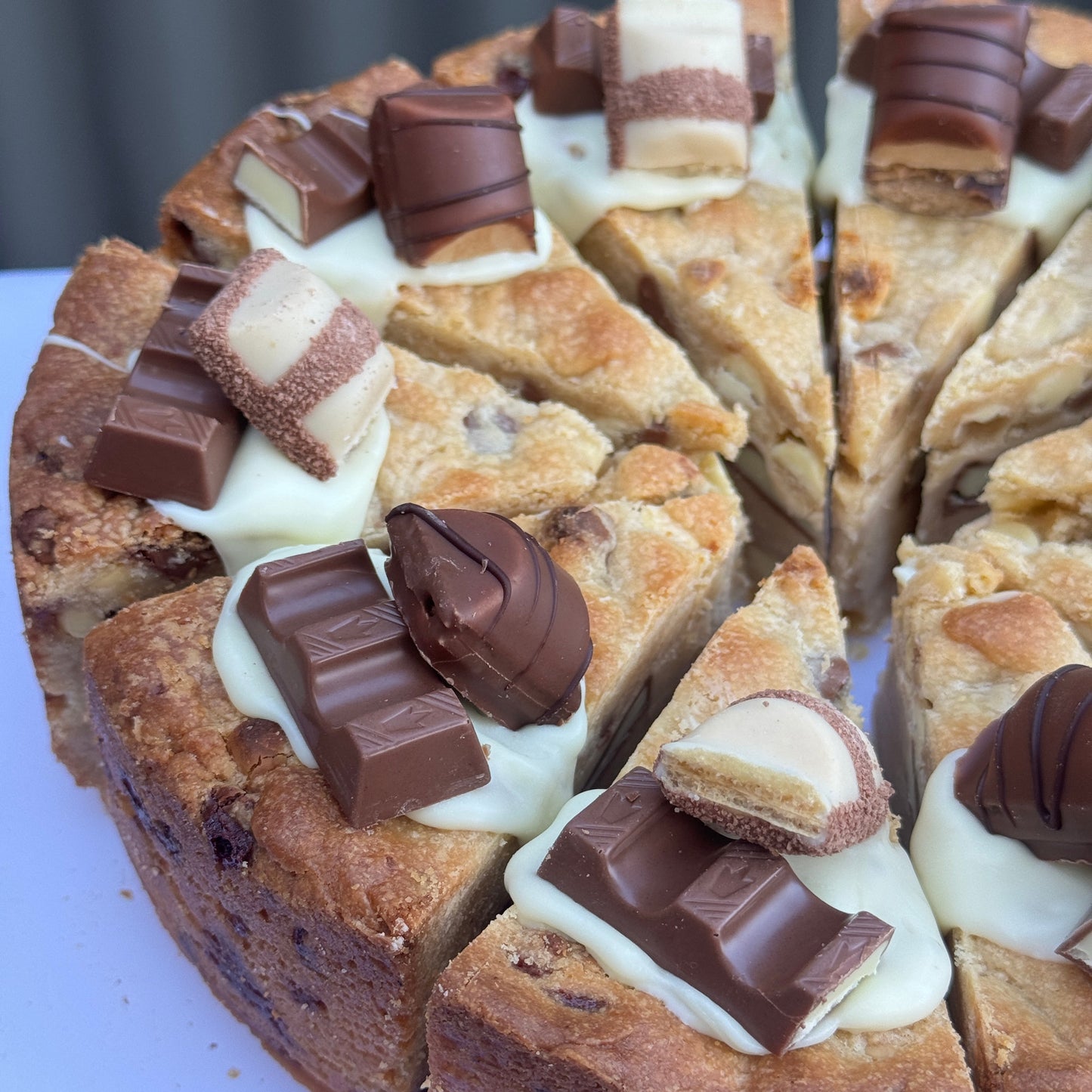 Kinder Bueno Cookie Pie Slice